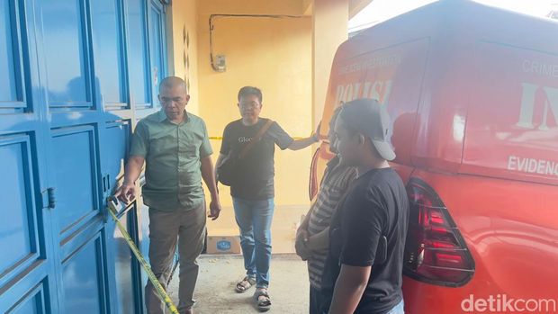Polisi saat memasang garis polisi di kantor CV AAP di Sukabumi.