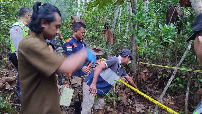 Polres Banyuasin melakukan olah TKP pembunuhan di kebun karet.