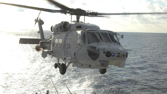 Potret Helikopter SH-60K Milik Militer Jepang yang Bertabrakan-Jatuh ke Laut