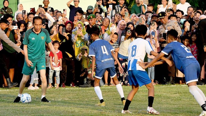 Presiden Jokowi main bola di Gorontalo