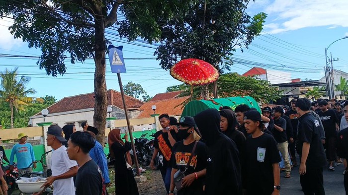 Proses pemakaman pemuda Banyuwangi yang tewas diduga dikeroyok saat duel dengan perguruan silat lain
