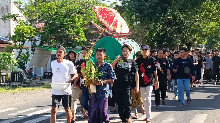 Proses pemakaman pemuda Banyuwangi yang tewas diduga dikeroyok saat duel dengan perguruan silat lain
