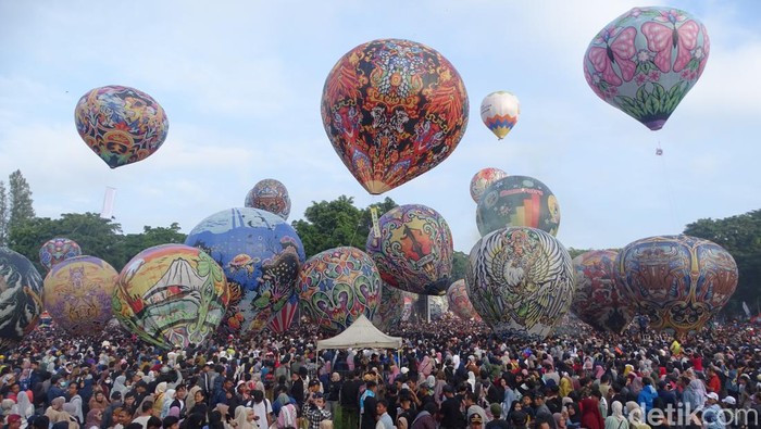 Puluhan balon udara hiasi langit Wonosobo dalam Festival Mudik di Alun-alun Wonosobo, Minggu (21/4/2024).