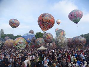 Warna-warni Balon Udara Hiasi Langit Wonosobo