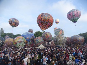 Warna-warni Balon Udara Hiasi Langit Wonosobo