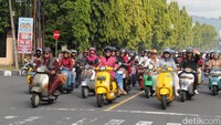 Jalanan Kota Kediri pun mendadak meriah dengan warna-warni kebaya yang mereka kenakan.