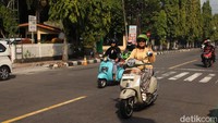 Para perempuan ini terlihat anggun melaju dengan vespa kesayangan masing-masing