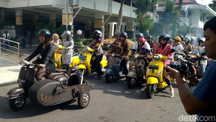 Puluhan Lady Scooter Riding Keliling Kota Kediri Dengan Berkebaya Puluhan Lady Scooter Riding Keliling Kota Kediri Dengan Berkebaya