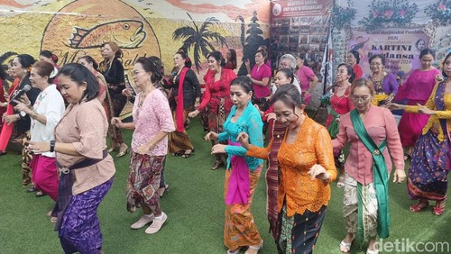 Puluhan peserta berdansa dalam acara Kartini Berdansa di Jalan Kapten Tantular Nomor 18 Denpasar, Bali pada Minggu (21/4/2024). (Ni Made Lastri Karsiani Putri-detikBali)