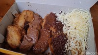 Pisang goreng yang renyah dengan berbagai topping dapat dipesan sebagai dessert. Ada juga es bongko menyegarkan khas Pontianak. Foto: detikcom/Diah Afrilian