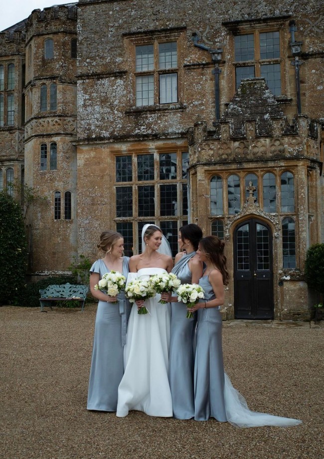 Terlihat Sophie berpose bersama pengantin dan para bridesmaid lainnya. Ketiga bridesmaid tersebut kompak mengenakan dress berwarna abu-abu. Foto: Instagram/@richo_kyle/@sophielilylondon