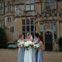 Terlihat Sophie berpose bersama pengantin dan para bridesmaid lainnya. Ketiga bridesmaid tersebut kompak mengenakan dress berwarna abu-abu. Foto: Instagram/@richo_kyle/@sophielilylondon