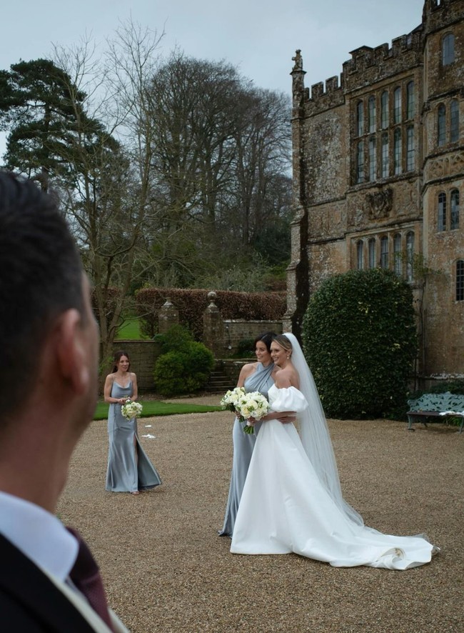 Berpose bersama pengantin, penampilan Sophie pun tak kalah menawaan dan cantik. Sophie sendiri juga membagikan foto-foto dirinya saat menjadi pengiring pengantin ke akun Instagram pribadinya. Foto: Instagram/@richo_kyle/@sophielilylondon