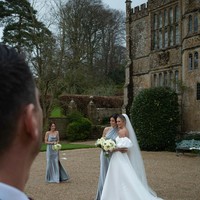 Berpose bersama pengantin, penampilan Sophie pun tak kalah menawaan dan cantik. Sophie sendiri juga membagikan foto-foto dirinya saat menjadi pengiring pengantin ke akun Instagram pribadinya. Foto: Instagram/@richo_kyle/@sophielilylondon