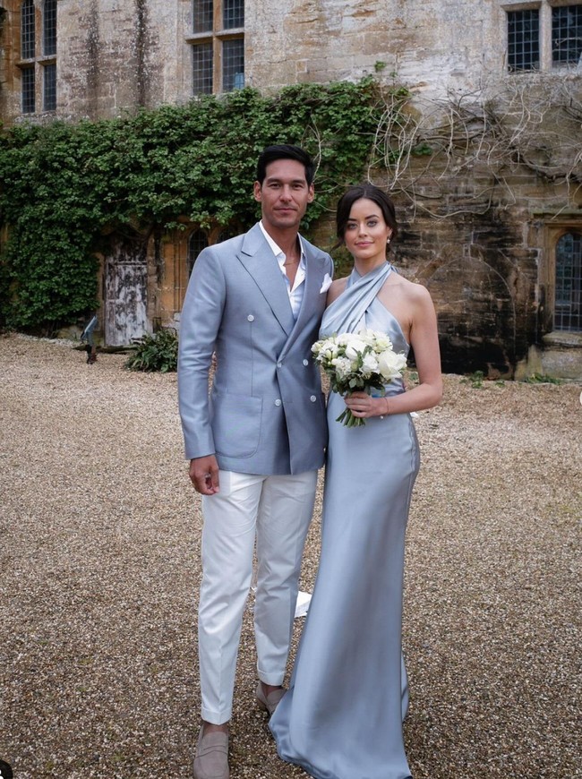 Melalui unggahan terbarunya mantan kekasih Jessica Iskandar, Richard Kyle, memamerkan beberapa potretnya dan kekasih saat menjadi pengiring pengantin di London. Tampil kompak dan serasi dalam busana berwarna abu-abu beberapa netizen sempat mengira keduanya menikah. Foto: Instagram/@richo_kyle/@sophielilylondon