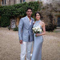 Melalui unggahan terbarunya mantan kekasih Jessica Iskandar, Richard Kyle, memamerkan beberapa potretnya dan kekasih saat menjadi pengiring pengantin di London. Tampil kompak dan serasi dalam busana berwarna abu-abu beberapa netizen sempat mengira keduanya menikah. Foto: Instagram/@richo_kyle/@sophielilylondon