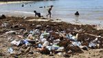Pantai di Aceh Barat Penuh Sampah Usai Libur Lebaran