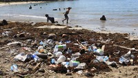 Sejumlah objek wisata pantai di Kabupaten Aceh Barat dipenuhi sampah plastik dan makanan kemasan pascalibur lebaran Idul Fitri 1445 Hijriah akibat kurangnya kesadaran pengujung dalam menjaga lingkungan sekitar.