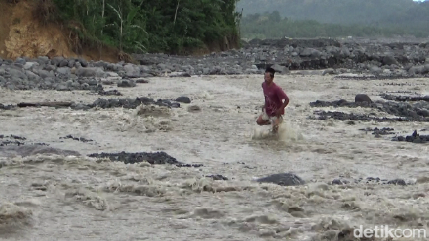 Sebanyak 125 KK terisolir dampak jembatan tertimbun material banjir lahar dingin Semeru