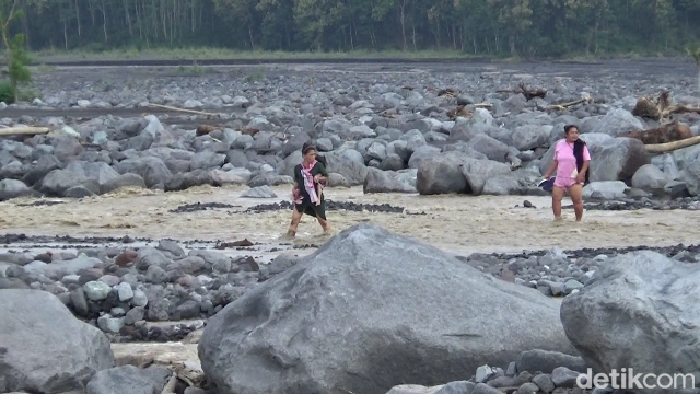 Sebanyak 125 KK terisolir dampak jembatan tertimbun material banjir lahar dingin Semeru