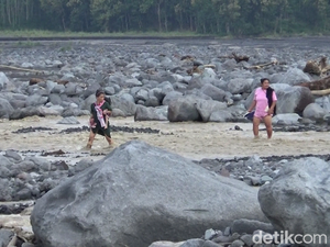 125 KK Terisolir Usai Jembatan Tertimbun Material Banjir Lahar Semeru