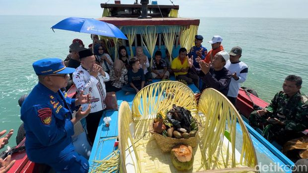 Sedekah laut di Juwana, Pati, Minggu (21/4/2024).