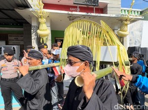 Nelayan Juwana Pati Gelar Sedekah Laut, Larung Sesaji Kepala Kambing