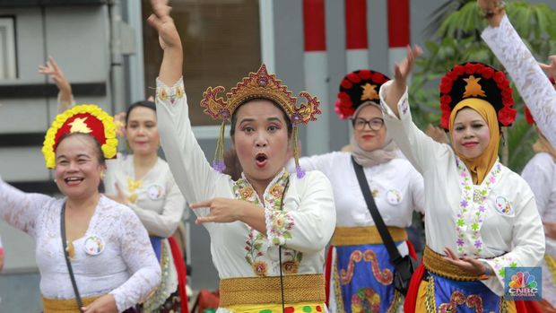 Sekelompok perempuan berkebaya memperingati Hari Kartini di Kawasan Bundaran HI, Jakarta, Minggu,21/4. (CNBC Indonesia/Muhamad Sabki)