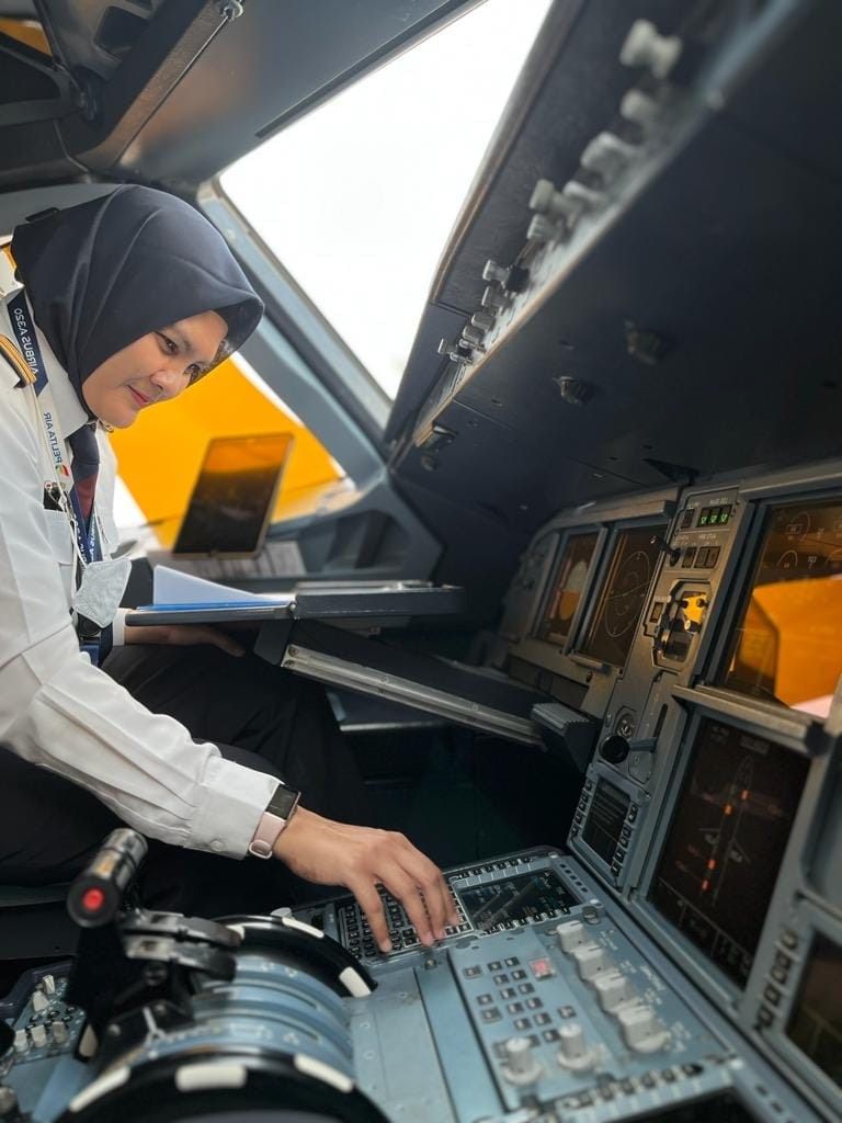 Pilot wanita Pelita Air Service, anak perusahaan Pertamina, tak gentar mengarungi udara untuk melayani masyarakat ke berbagai kota tujuan.