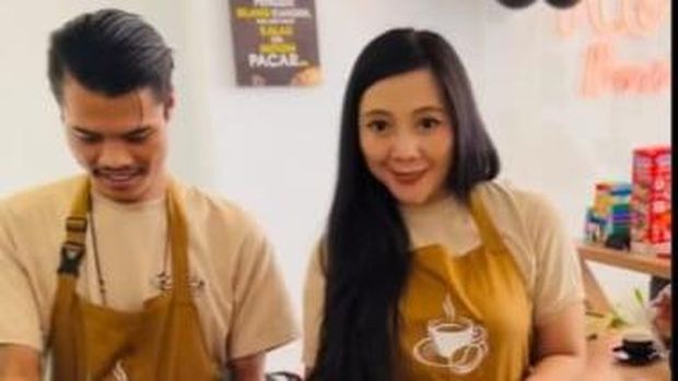 Stepi Anriani tengah meracik kopi bersama seorang barista di Stepi Coffee House