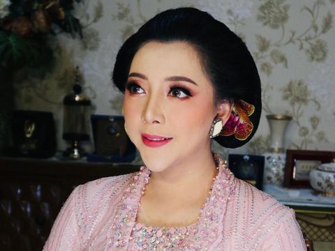 Pengamat intelijen Stepi Anriani dalam balutan kebaya Sunda