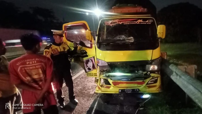 tewas tertabrak truk saat buang air kecil di bahu tol