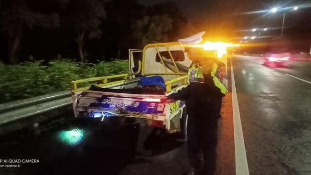 tewas tertabrak truk saat buang air kecil di bahu tol