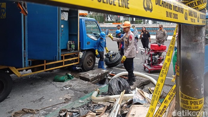 Tindakan Penyedotan Air Ungkap TKP Tersembunyi di Basement Toko Bingkai Mampang