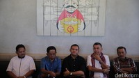 Sekretaris Tim Kerja Strategis (TKS) Prabowo-Gibran, Idrus Marham bersama jajaran tim hukum Prabowo-Gibran di kawasan Senayan, Minggu (21/4/2024).