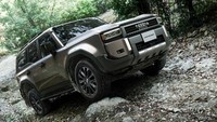 Ini tampang Land Cruiser 250 trim standar. Lampu depannya memakai model persegi panjang. Foto: Toyota