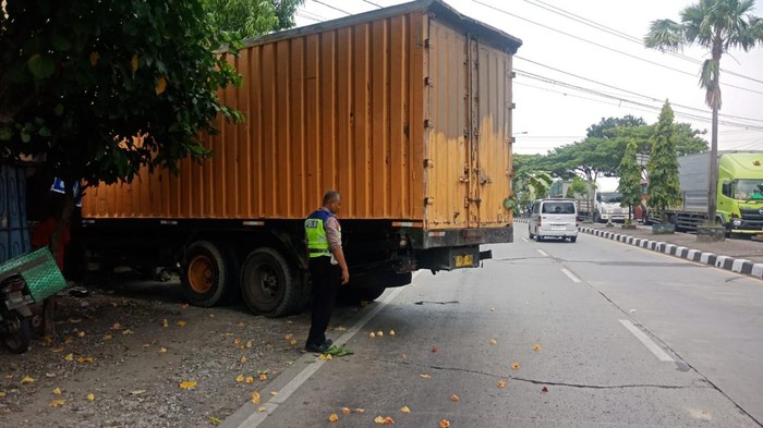 Truk tronton menabrak toko dan rumah warga di jalan Lingkar Timur Kudus, Minggu (21/4/2024).