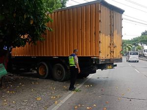 Rem Blong, Truk Tronton Tabrak Toko-Rumah Warga Jepang Kudus