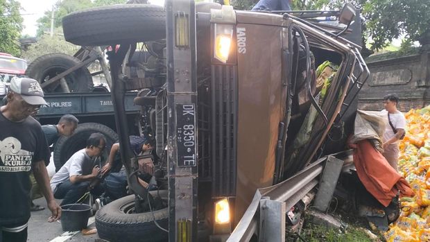 Truk yang menindih pemotor hingga tewas di Jalan Raya Denpasar-Gilimanuk, Desa Samsam, Kecamatan Kerambitan, Tabanan, Bali, Minggu (21/4/2024). (Istimewa)