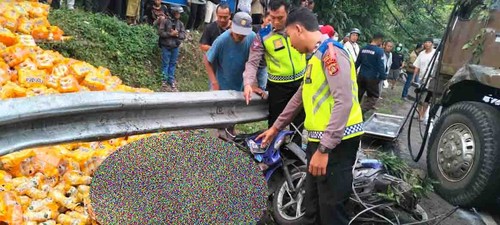 Truk yang menindih pemotor hingga tewas di Jalan Raya Denpasar-Gilimanuk, Desa Samsam, Kecamatan Kerambitan, Tabanan, Bali, Minggu (21/4/2024). (Istimewa)