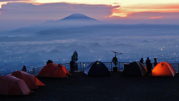 Wisata berkemah di Embung Bansari Wisatawan berkemah di areal Embung Bansari kawasan lereng Gunung Sindoro, Bansari, Temanggung, Jawa Tengah Minggu (21/4/2024). Menurut pengelola selama musim libur panjang Lebaran 2024, wisata alam Embung Bansari yang berada di ketinggian 1.300 mdpl itu menjadi tujuan destinasi wisata ribuan wisatawan dari berbagai daerah untuk berkemah dan berwisata. ANTARA FOTO/Anis Efizudin/wpa.