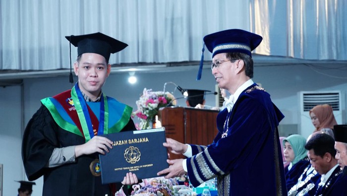 Wisudawan ITS terbaik Kenny