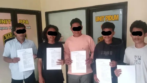 5 tersangka pemblokiran jalan saat demonstrasi tuntut kenaikan harga jagung di Desa Laju, Kecamatan Langgudu, Kabupaten Bima, NTB. (Istimewa)