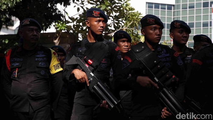 Mahkamah Konstitusi (MK) membacakan putusan terkait sengketa Pilpres 2024, Senin (22/4/2024). Polri menyiagakan sebanyak 7.783 personel dalam rangka pengamanan kegiatan masyarakat yang akan menyampaikan pendapat di sekitar lokasi MK.