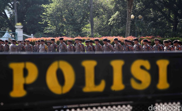 Mahkamah Konstitusi (MK) membacakan putusan terkait sengketa Pilpres 2024, Senin (22/4/2024). Polri menyiagakan sebanyak 7.783 personel dalam rangka pengamanan kegiatan masyarakat yang akan menyampaikan pendapat di sekitar lokasi MK.