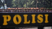 Personel Polri itu mendapat pengarahan sebelum melakukan pengamanan di kawasan gedung MK.