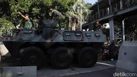 TNI juga dikerahkan untuk melakukan pengamanan. Selain personel, TNI juga menerjunkan panser.