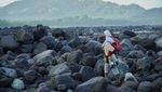Aksi Siswa Seberangi Sungai untuk Berangkat Sekolah
