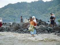 Aksi Siswa Seberangi Sungai untuk Berangkat Sekolah