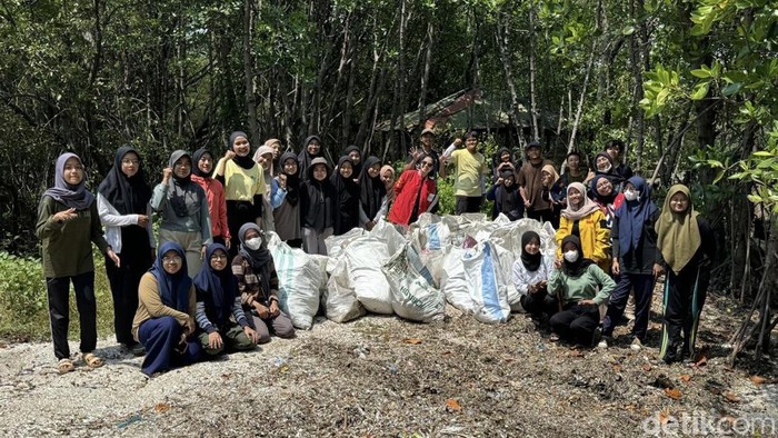 Aksi bersih-bersih sampah di kawasan mangrove yang dilakukan para pegiat kelestarian lingkungan di Surabaya